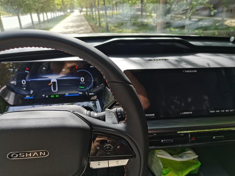 长安欧尚Z6 iDD新能源 车机屏幕黑屏没有任何不显示是怎么回事