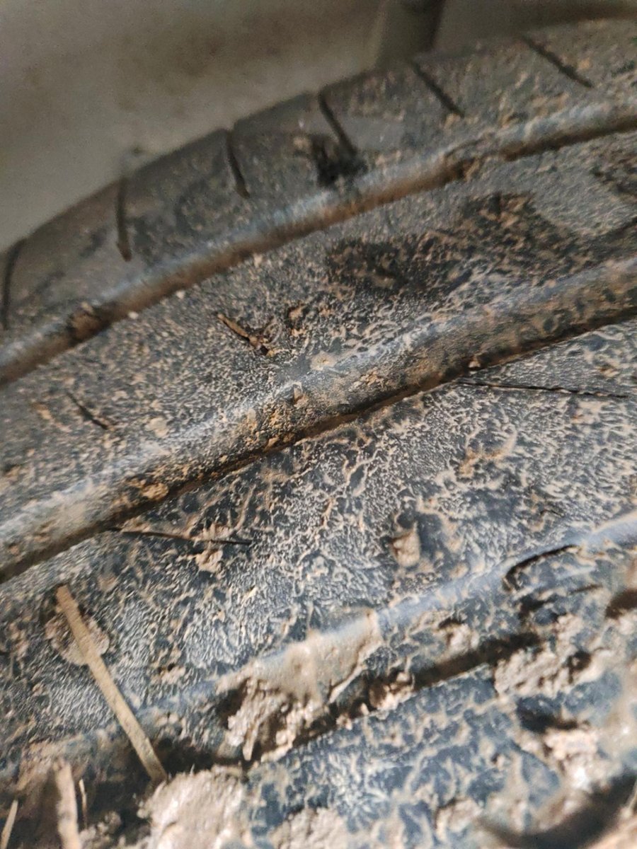 雪佛兰迈锐宝XL 迈锐宝Ⅹ丨19款跑了28000公里，后面的轮胎磨平了，四轮定位正常，前面轮胎正常，就是后面的轮胎磨平，