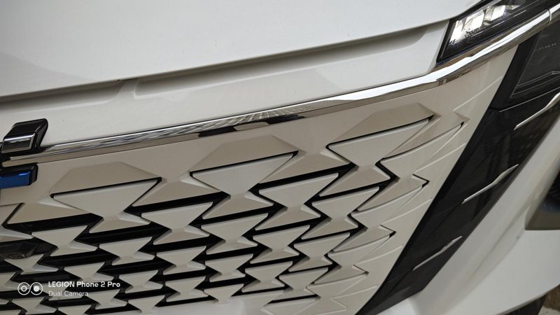 长安欧尚Z6 iDD新能源 车有是白色车的看看 前脸和机盖 是不是有色差 提车时没注意 洗车发现