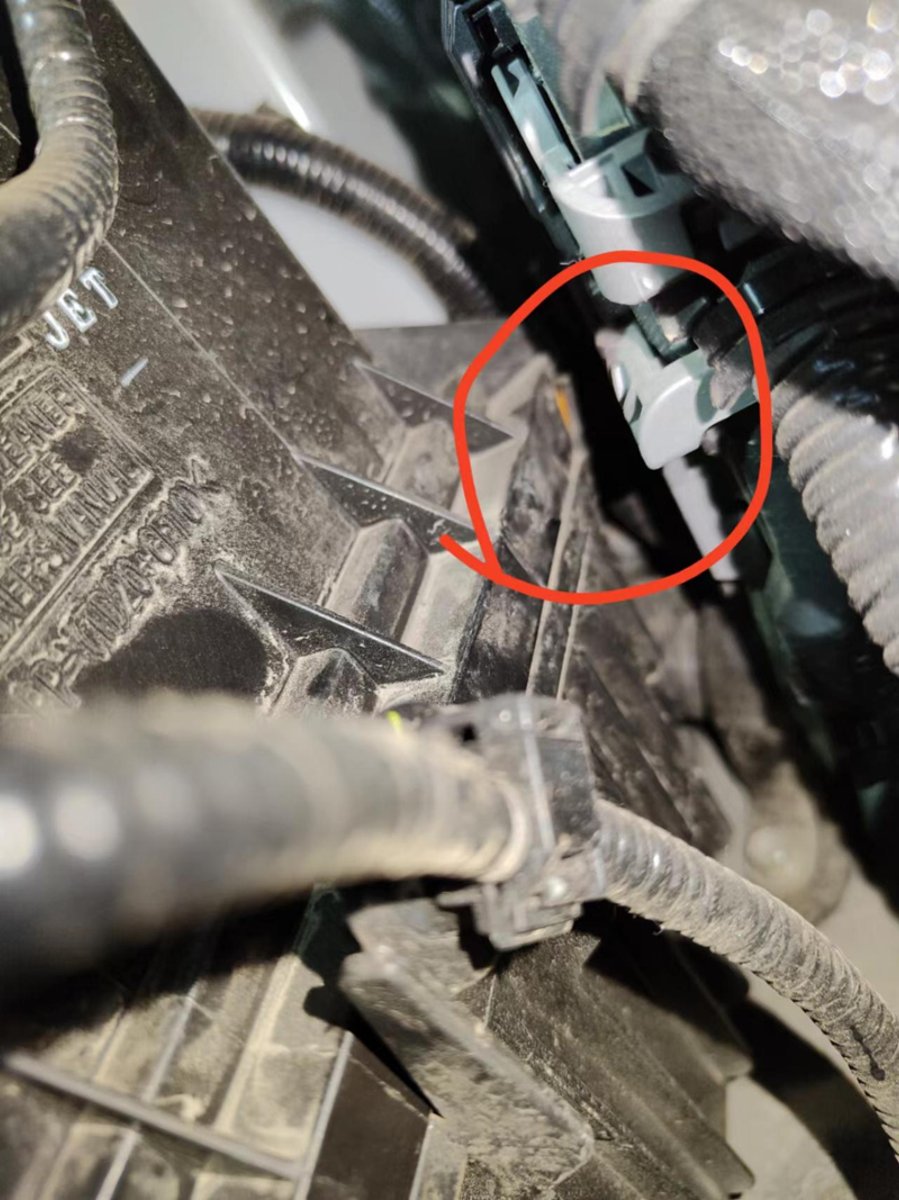 丰田亚洲龙 马勒空气滤芯装好后，图示部分有缝隙，能看到滤芯的胶条，是正常现象吗