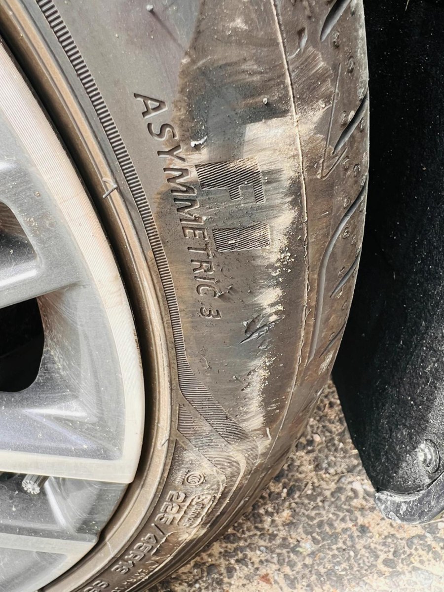 吉利星瑞 技术不到家，停车的时候，轮胎被路边石蹭破皮，有影响吗？需不需要更换
