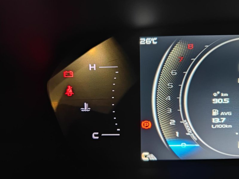 吉利星瑞 不打车情况下，一直显示电源红色指示灯是正常现象吗？