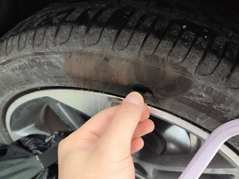 奥迪A4L 轮胎侧面刮着了，要换轮胎嘛还是用补胎胶，看到一丢丢铁丝了。