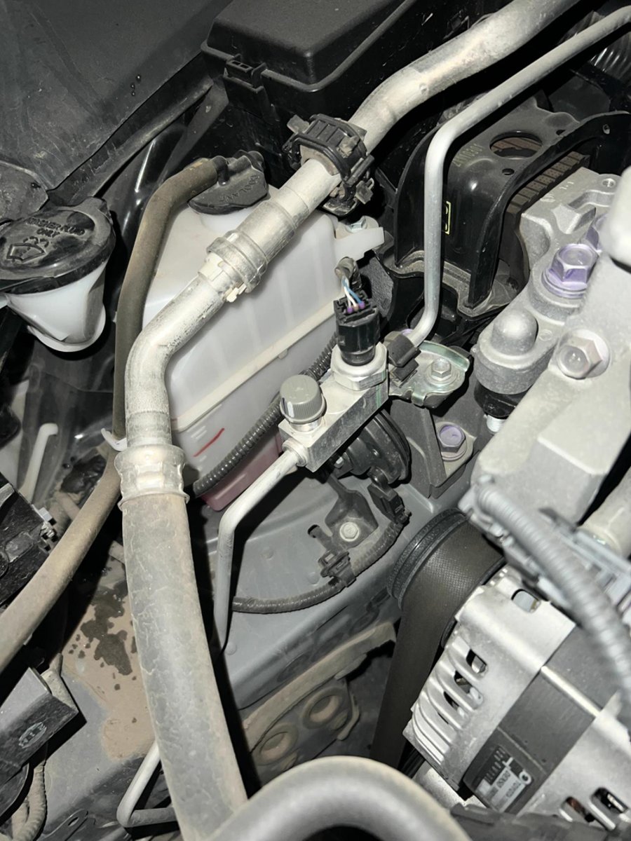 丰田亚洲龙 帮看下，2.5纯油，2.7万公里22年3月份的车子，这冷却液位置是正常的吗