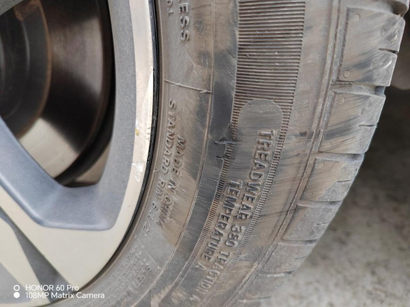 奇瑞艾瑞泽5 PLUS 车后胎倒车装到马路牙子上了，磕了一点，这个需要换胎吗