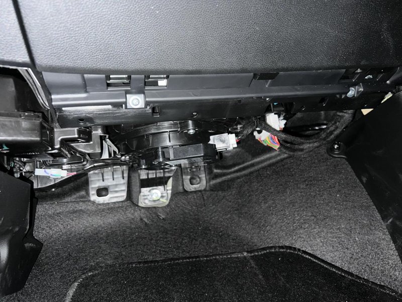埃安AION S sp的副驾驶储物箱下面就是这样空着的吗？线什么的都漏在外面