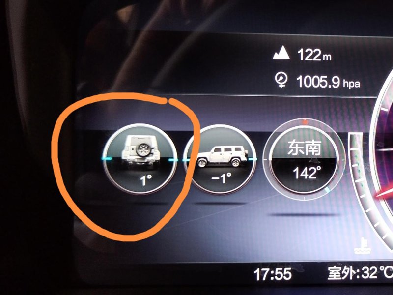 北京BJ40 最近发现停车时总是往右倾斜一度，行驶的时候往右倾斜2度。这是什么情况[捂脸]