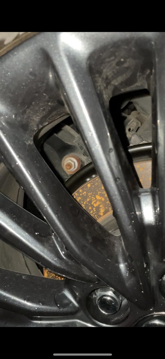 丰田亚洲龙 前几天下雨，今天发现两个后轮里面都有一颗螺丝生锈严重，各位车友这样正常吗，有没有影响