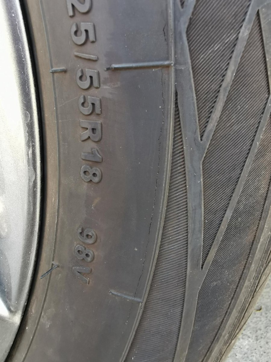 长安CS55 PLUS 车前轮轮胎，蹭下马路牙子，有裂纹，影响不