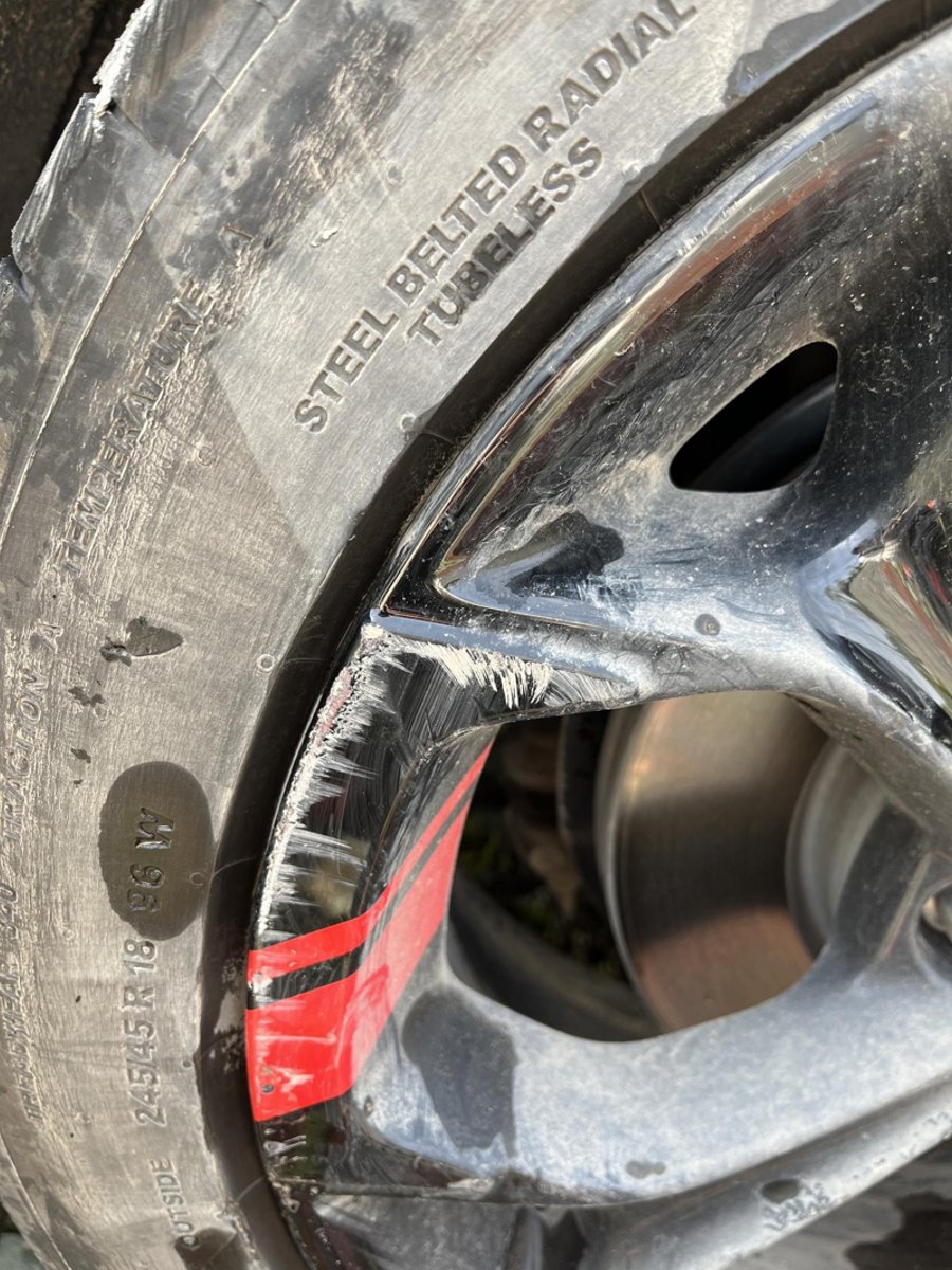 雪佛兰迈锐宝XL 轮毂擦伤发红，是生锈了吗？ 右前轮和右后轮都有这样的痕迹，请问需要处理吗？