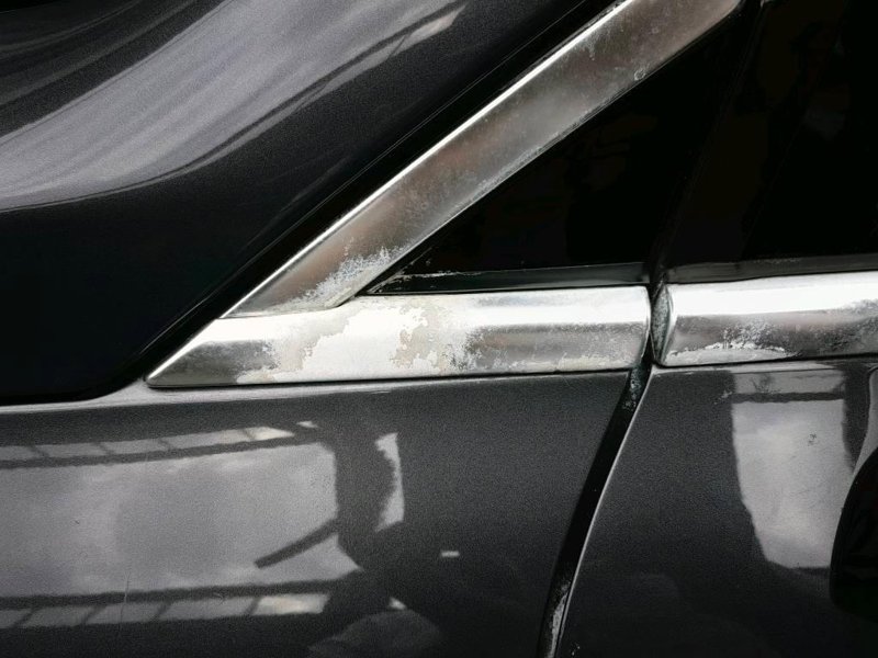 比亚迪唐DM-i 我的车是比亚迪的唐DMI,刚买了一年，主驾车窗的镀铬条不知道什么原因被腐蚀氧化了，比亚迪4S店说不是质
