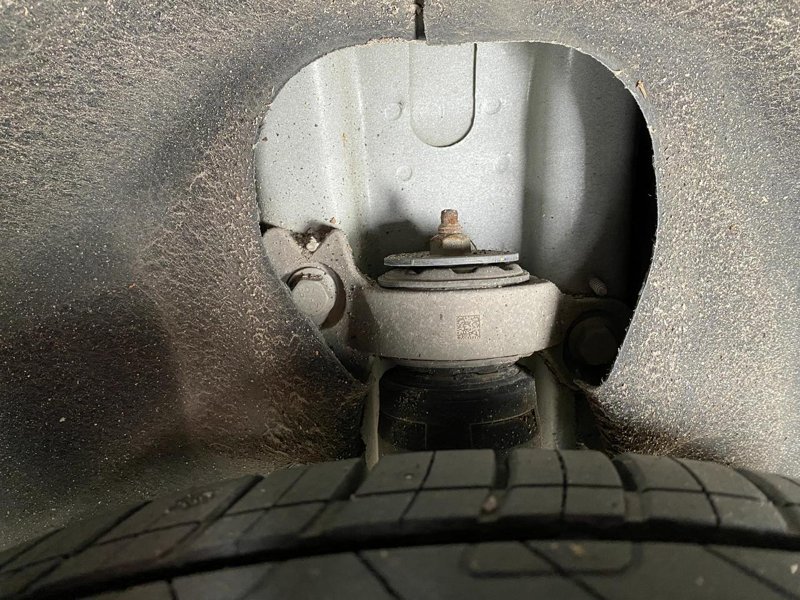 雪佛兰迈锐宝XL 后轮悬架螺丝生锈。对比一下邻居的车，都是有镀金工艺的，就是一层黑色的。