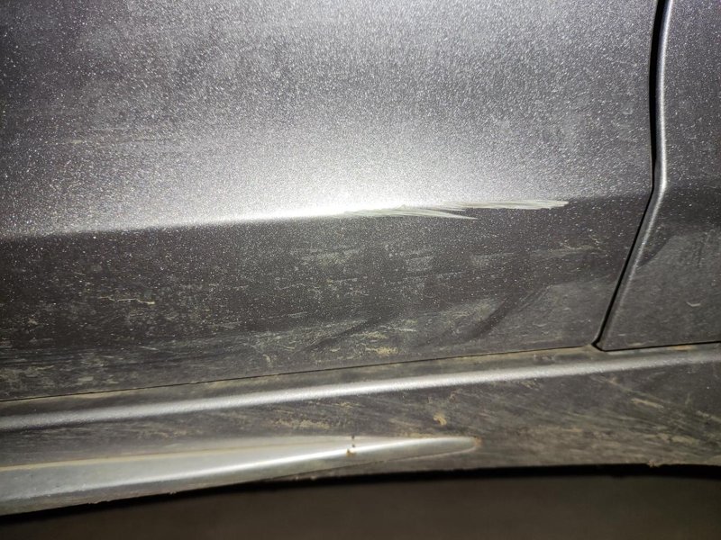 吉利星瑞 右侧车门不知道刮哪里了，刮成这样不补漆，长时间会生锈吗
