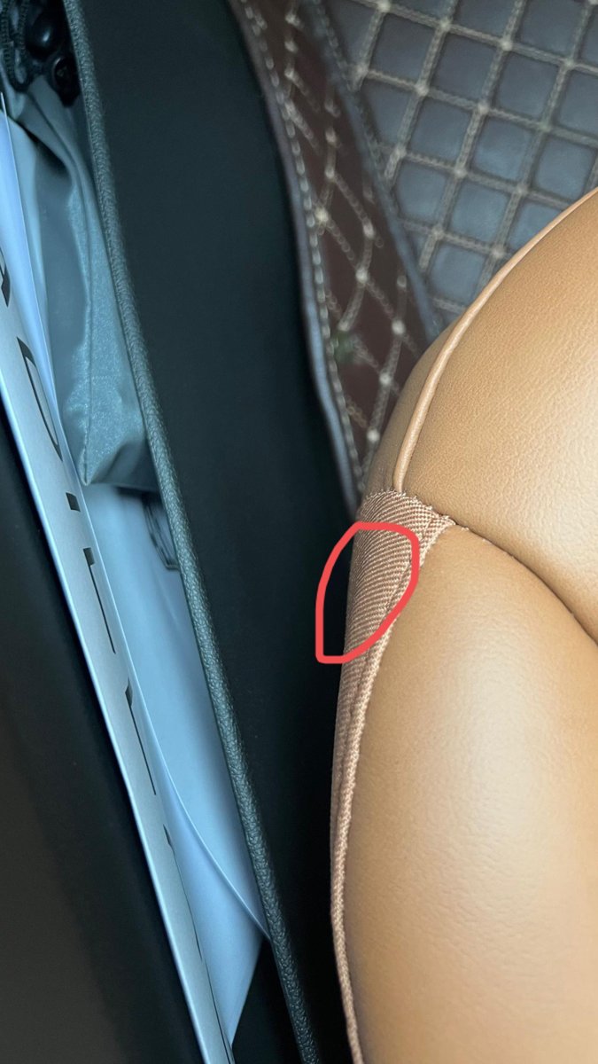 凯迪拉克XT4 问一下大家的真皮座椅，我的车怎么靠里面那一面是布的呢？[捂脸]