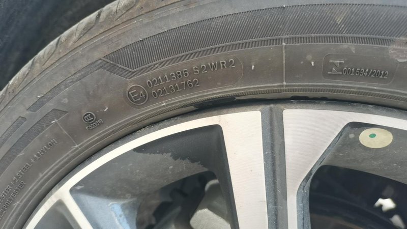 吉利帝豪 ，这两天发现四个轮胎都有油渍，是不是轮胎也会漏油