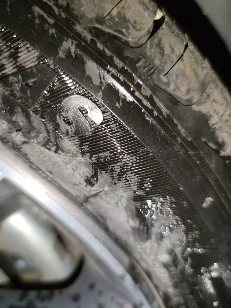 吉利帝豪 今天充气的时候发现后轮车胎有一条很长的裂纹，这种要不要换一个？