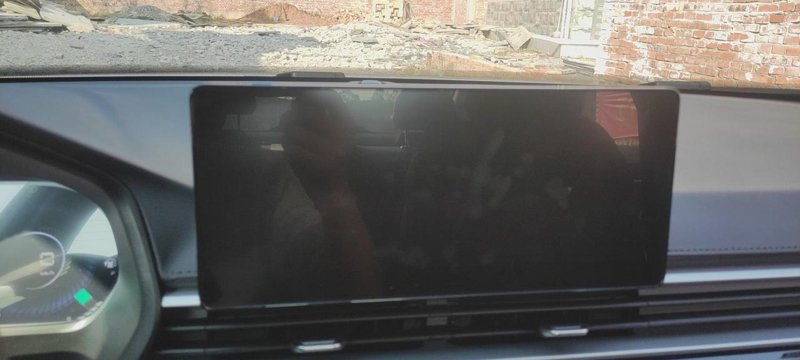 吉利帝豪 新车刚提的，就出现了中控屏幕黑屏，但是有在工作蓝牙连上了可以正常使用，就是黑屏，圈的有遇到类