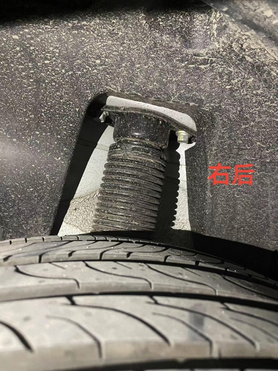 长安欧尚X5 PLUS 车车的后轮减震也是这样么？左右两边不一样，然后左后轮和右后轮轮眉到轮胎的高度也不同，右后比左