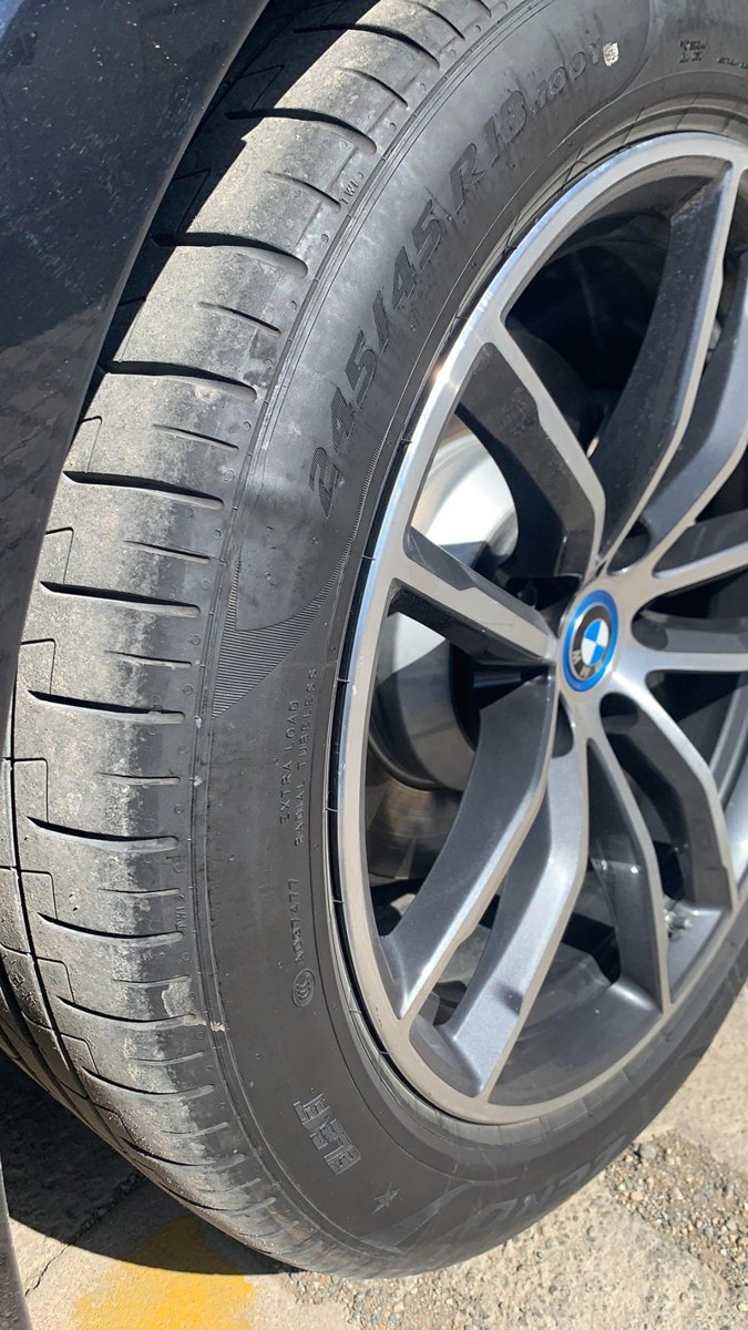 宝马5系PHEV 一万九千公里左右 今天下来检查轮胎 看到轮胎两根鼓包 原厂倍耐力星标 想换两根其他品牌的轮胎 有推荐