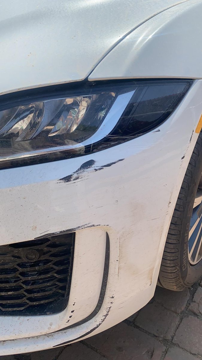 捷豹XEL 车友们 自己开车撞门了 4s店喷漆报价四千多 大灯框架960 第一年保险在4s店9600 第二年保险大约上