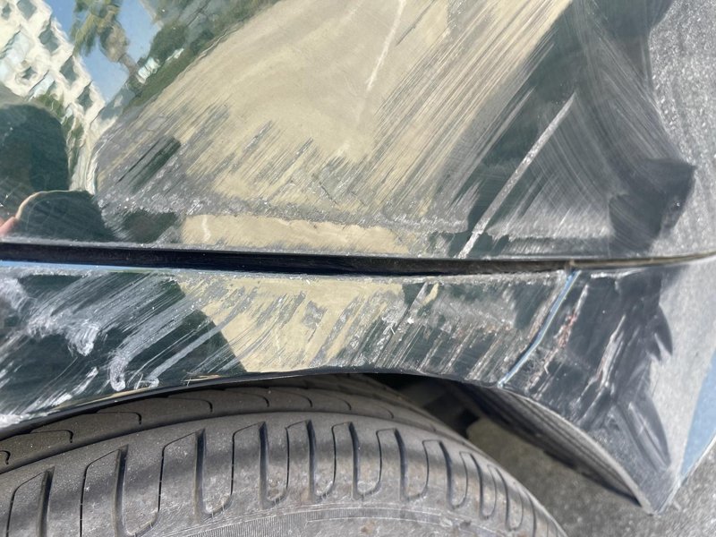 捷豹XEL 各位大哥，车刮到停车场柱子。这样需要修吗，大概要多少钱？