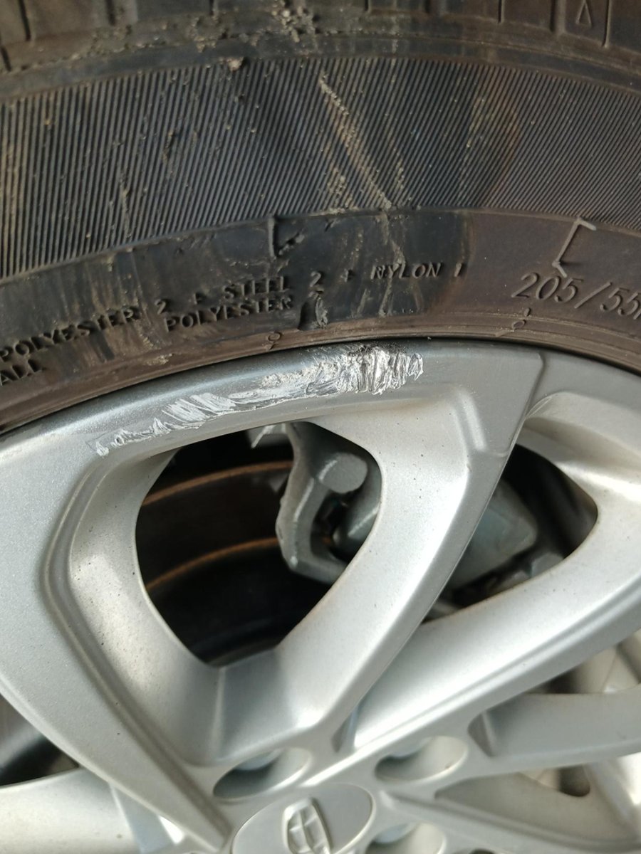 吉利帝豪 轮胎被马路牙子磕了一小块橡胶，市区开了半年了没有鼓包，但过几天要上高速回老家，这胎要不要换掉