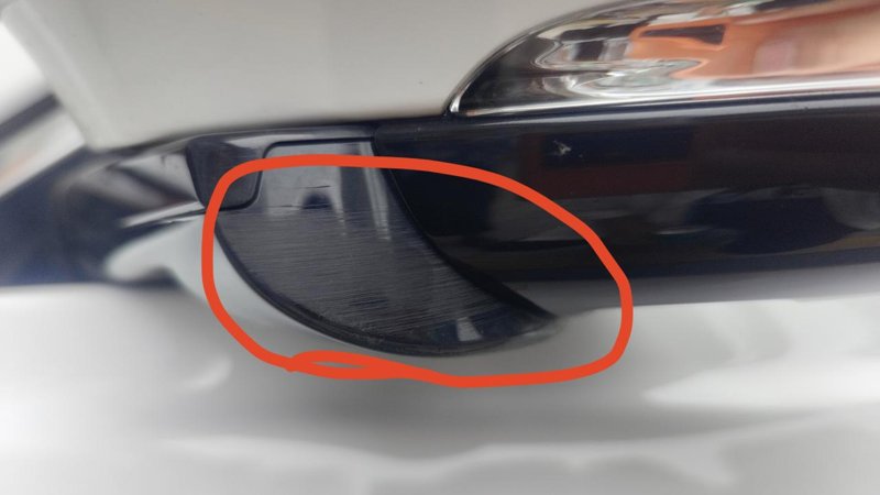 捷豹XEL 五月二十五号提车的，解锁后视镜自动展开的时候发现后视镜有异响，发现后视镜折叠处有划痕，两边都有，是都