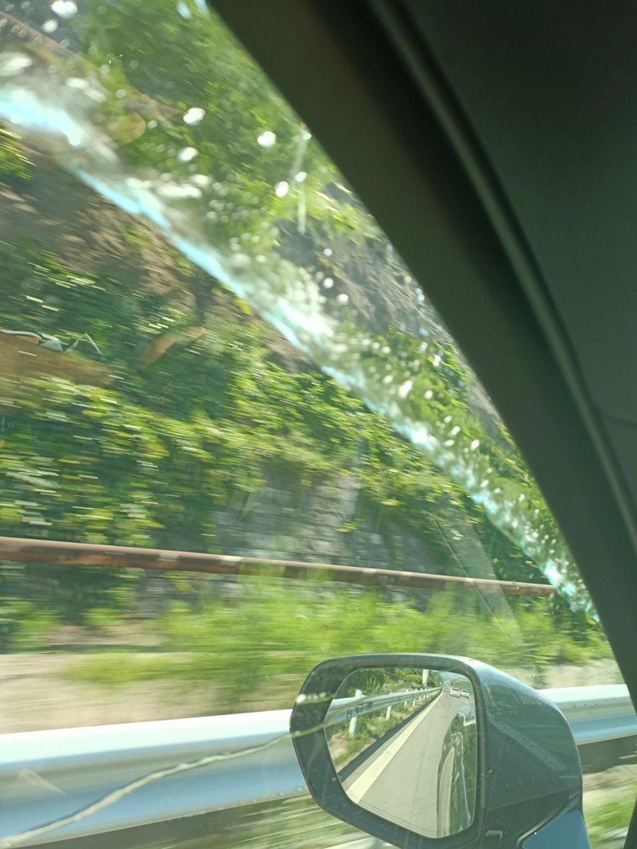 领克09 EM-P 亲们 跑高速玻璃水流到主驾驶窗户上了正常不 马上快保养了 连带进水后车灯一块修了 郑州合众哪家店靠谱