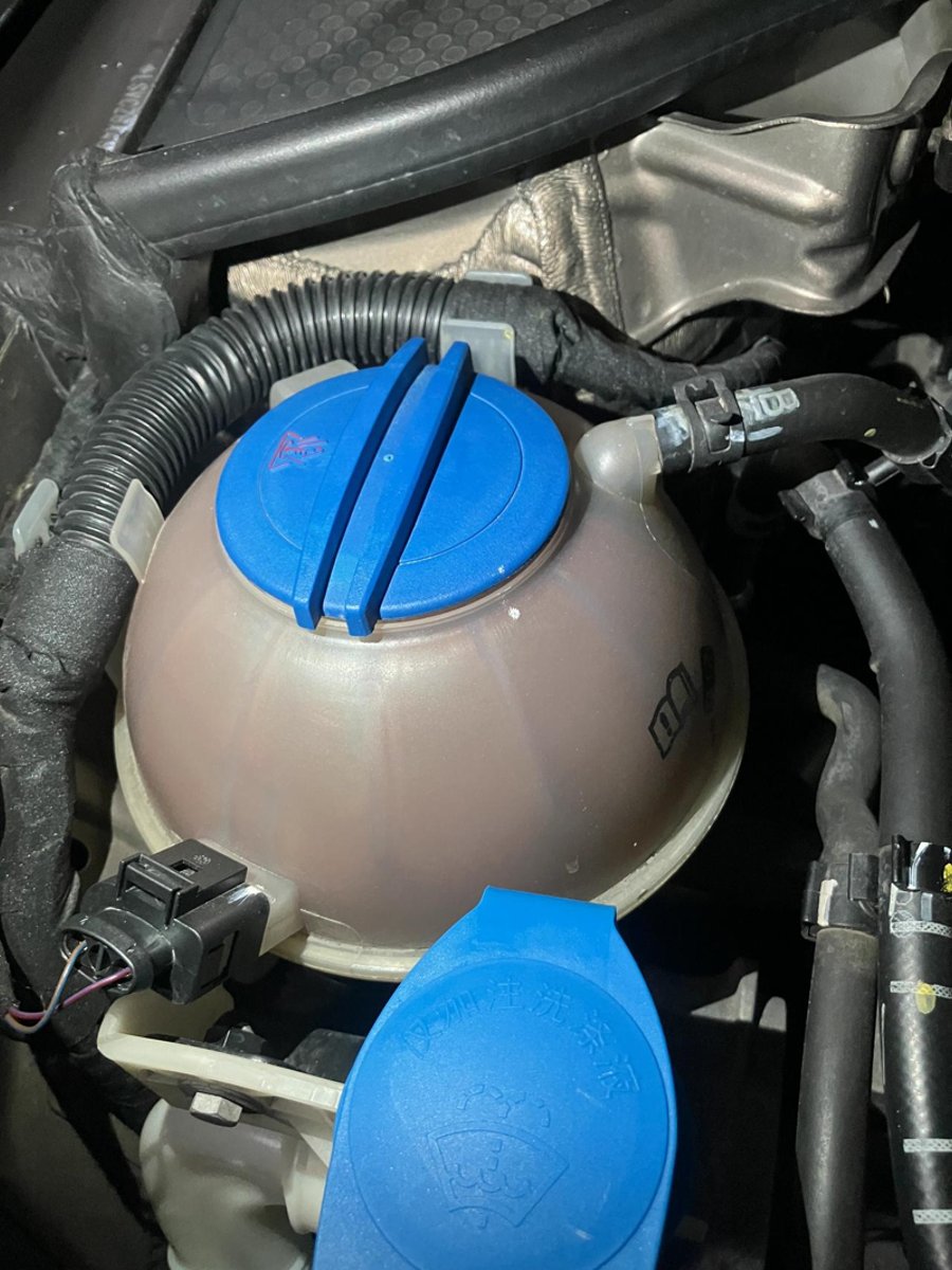 2014款帕萨特B7，发现防冻液水壶发紫红色（没有新车时透亮，看不到液位）打开里面发现有类似于铁锈的物质。这样正常吗