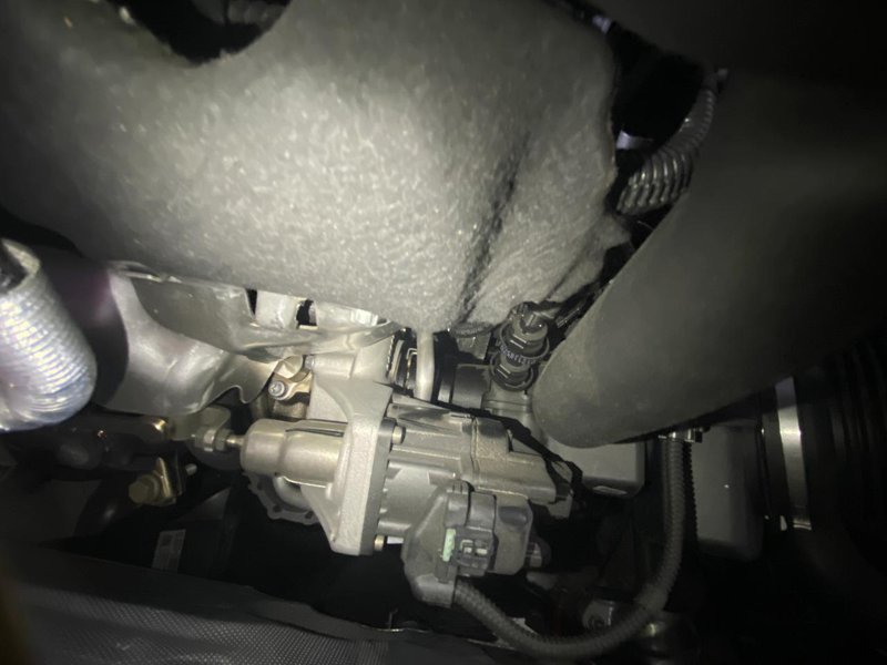 三菱欧蓝德 21款宝马320li涡轮进气管有渗油，这个正常吗，ssss店说是正常的，车开的不多，才5000公里。就一个月