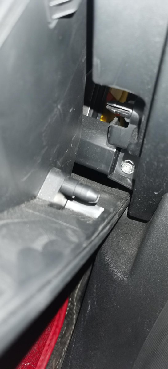 长安CS35 PLUS 各位车友，提了1.4t 22款的你们的储物盒有没有装拉杆，昨天自己换个空调滤芯结果发现没拉杆[捂