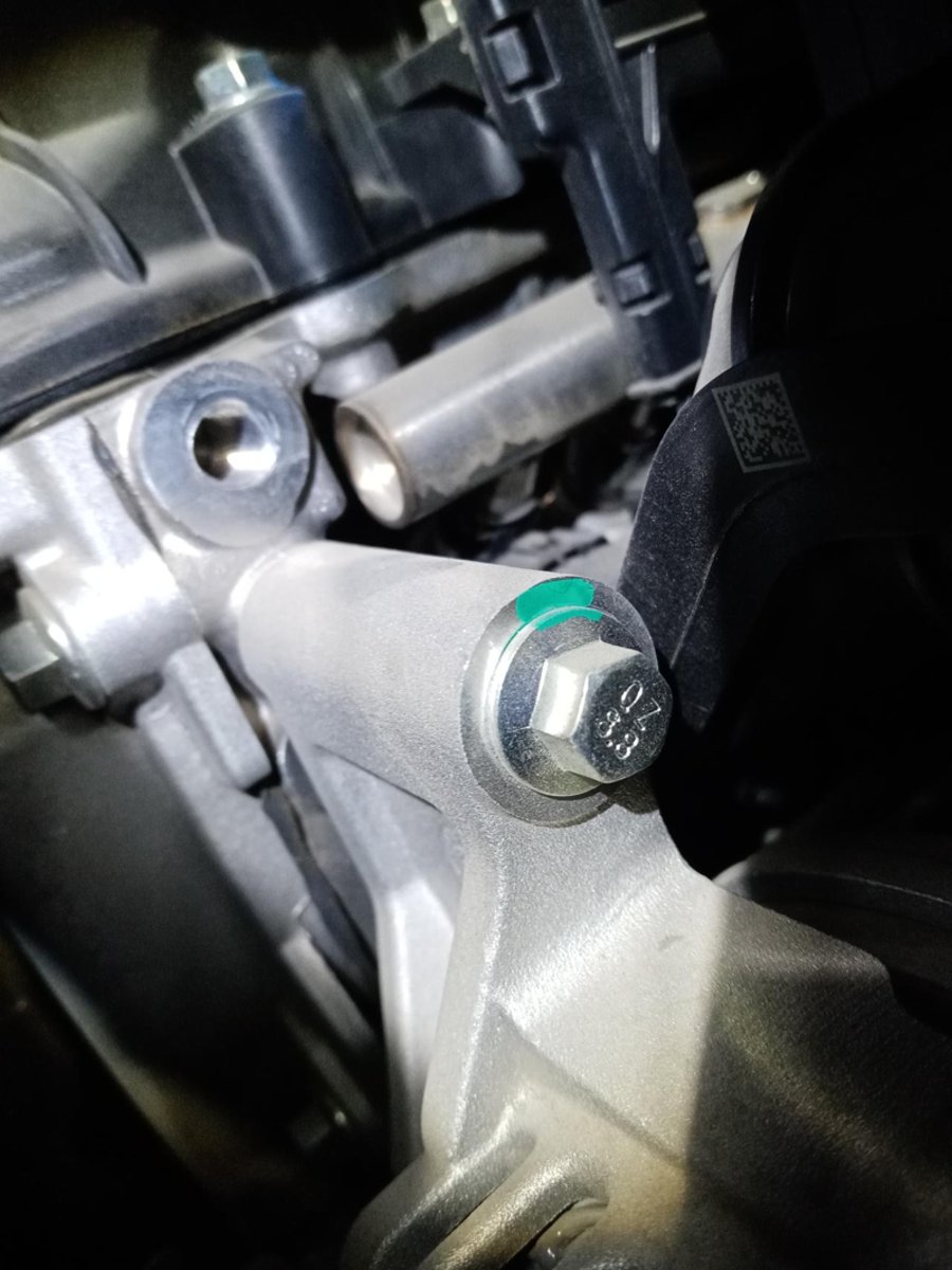 吉利远景X6 今天洗车发现发动机上有个螺丝孔没有螺丝，不知道是掉了，还是原来就没有螺丝的