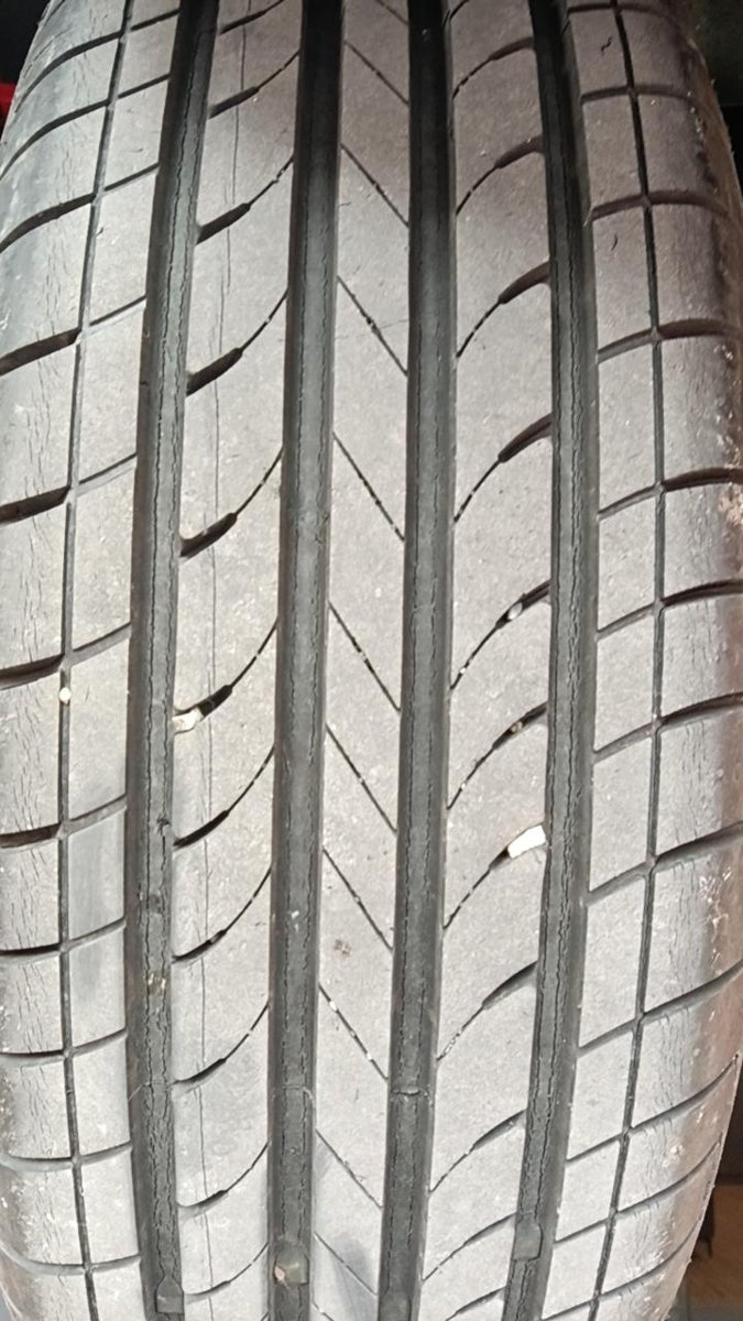 吉利帝豪20年5月份买的，2万5千公里，轮胎有裂痕还能上高速吗？