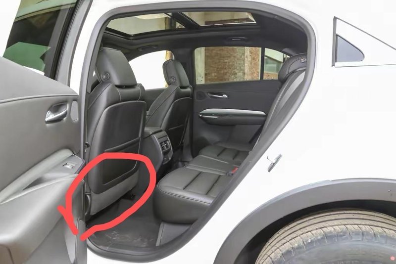 凯迪拉克XT4 想问下xt4前排坐垫怎么装。一般坐垫的中间位置卡扣不都可以从座椅前面的缝隙穿到后面来嘛，可是这款椅背后面