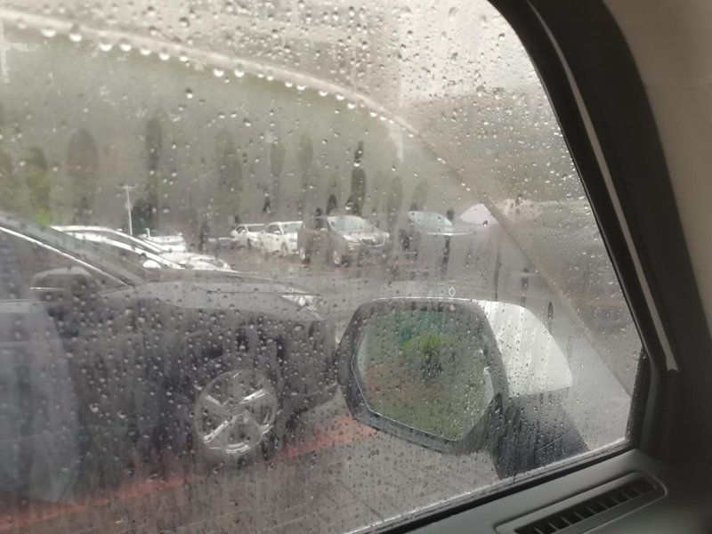 哈弗二代大狗PHEV 碰到新问题 雨天，室外温度大概26度，开22度吹前挡，车门的两个出风口有风吹玻璃，侧窗外边