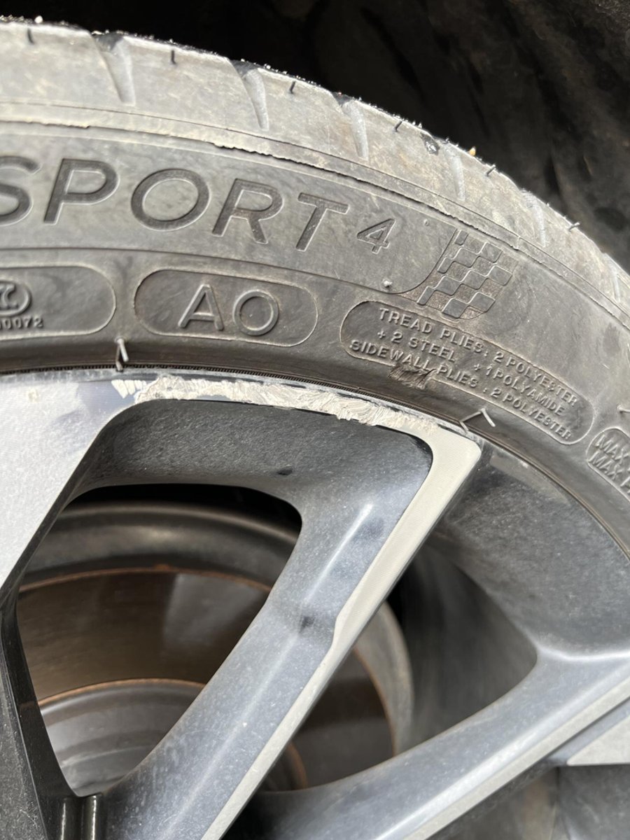 奥迪A4L 轮胎这样刮了，要换吗？上高速啥的有危险吗？