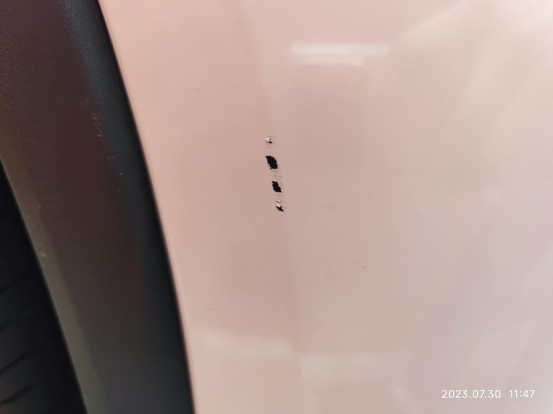 长安欧尚X5 PLUS 刚提的车不知道啥时候蹭了一点 ，心疼死了，车漆也太薄了！这点应该怎么处理？值当去补漆吗？