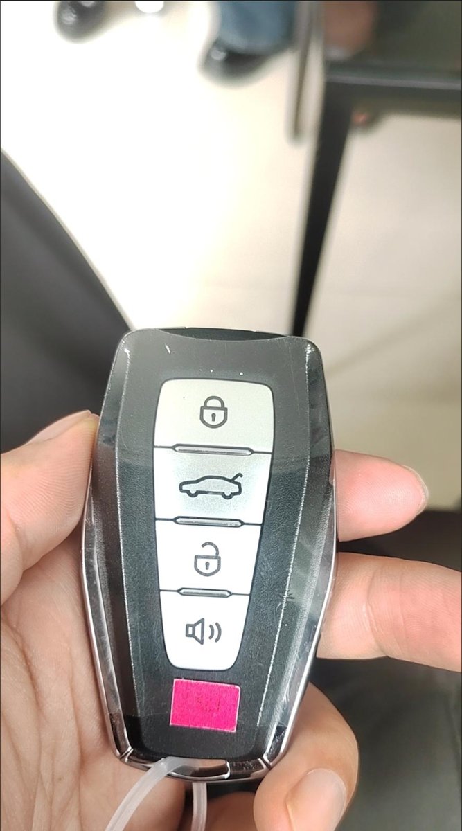 吉利帝豪第4代旗舰版后备箱，使用车钥匙后备箱键能打开吗