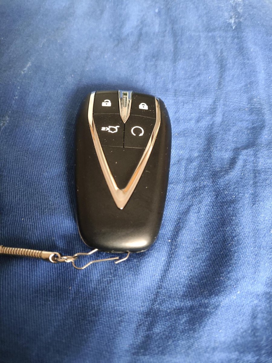 长安欧尚X5 PLUS 的车钥匙挂孔凹在里面的，的也都是这样的么？这种不好穿挂钥匙扣，有没有什么好的招
