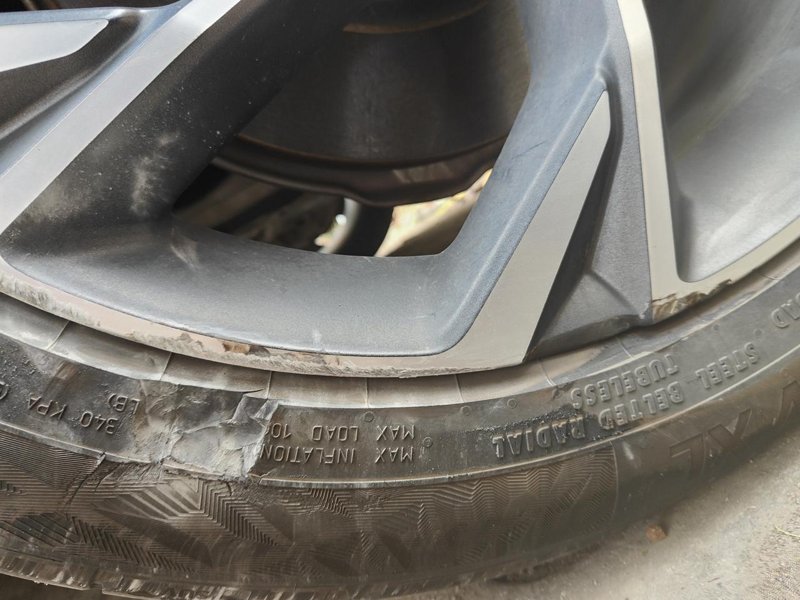 领克09 EM-P 轮胎又废了！求推荐轮胎。