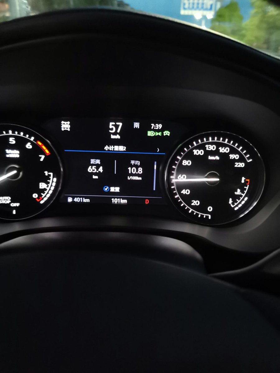 凯迪拉克XT4 ，这个仪表盘右上角绿色小车图标啥意思？行驶过程中一会出现一会消失的