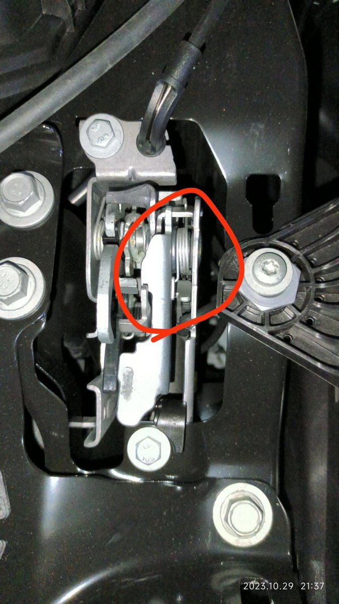 宝马X1 车主方便时看看机器盖锁的左侧是不是有弹簧，的左侧没有弹簧，右侧有，开了两天发现机器盖左侧缝隙比右侧大