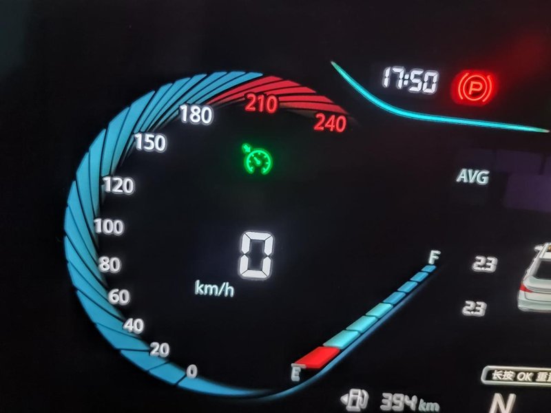 长安逸动 各位朋友们，帮忙看下时速表上这个绿色的指示灯亮了是什么意思？怎么解决啊？[祈祷][祈祷]