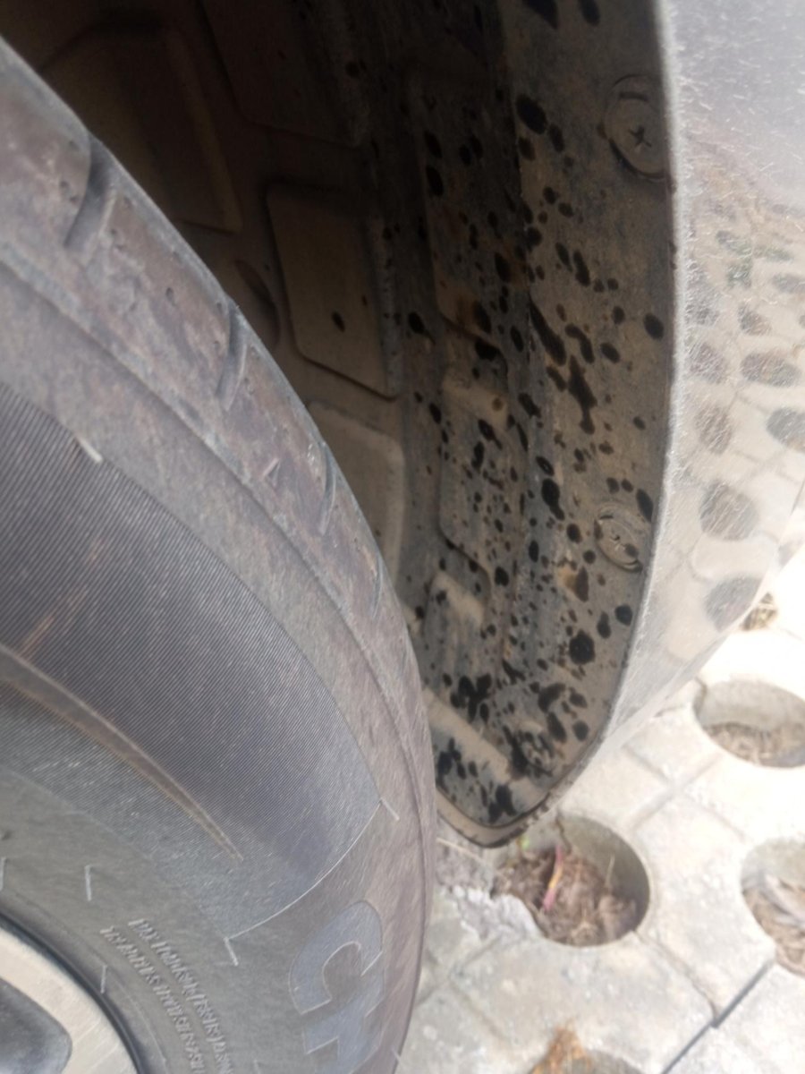 长安逸动 ，在车左前轮跟左后轮挡泥瓦上发现疑似机油墨点，右侧没有发现，这是什么情况，有没有知道的告诉一