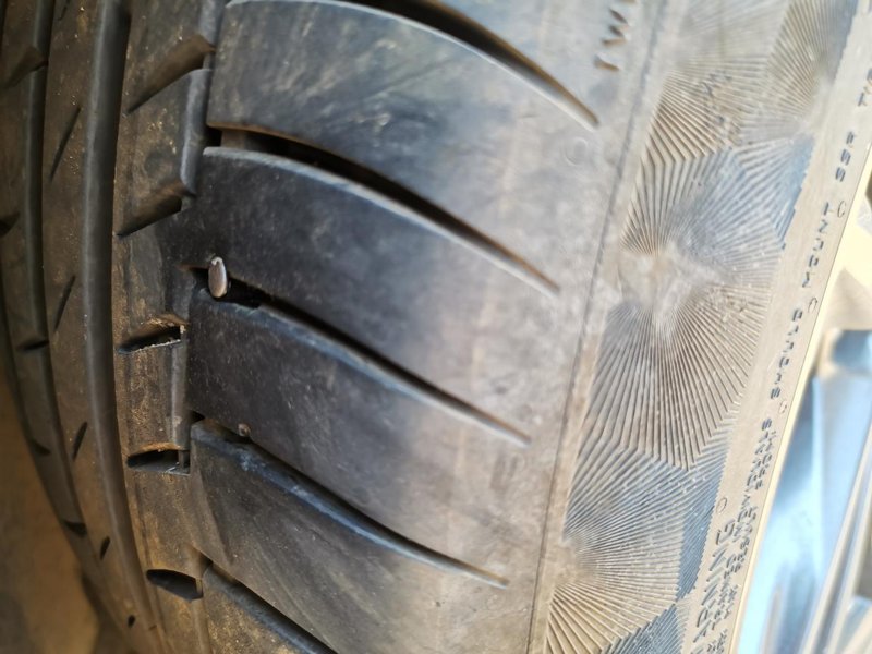 凯迪拉克CT4 轮胎扎了，离县城120公里，没备胎，山上路边几个小店说胎壁硬，怕把轮毂弄花，不给补。加了260KP气，心