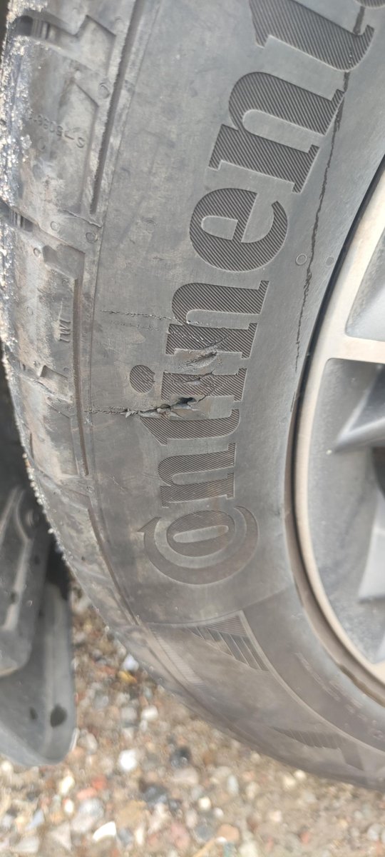 奇瑞瑞虎8 PRO 车友们，今天在给轮胎补气的时候，发现前轮胎壁有个比较深的缺口，车刚跑了1万公里，这个轮胎需要换吗