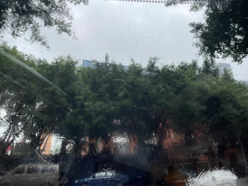 东风纳米EX1 天凉了 下雨天车窗雾蒙蒙的，必须开一会窗户 不然一点都看不清 大家都是怎么处理的？还有这车吹玻璃有