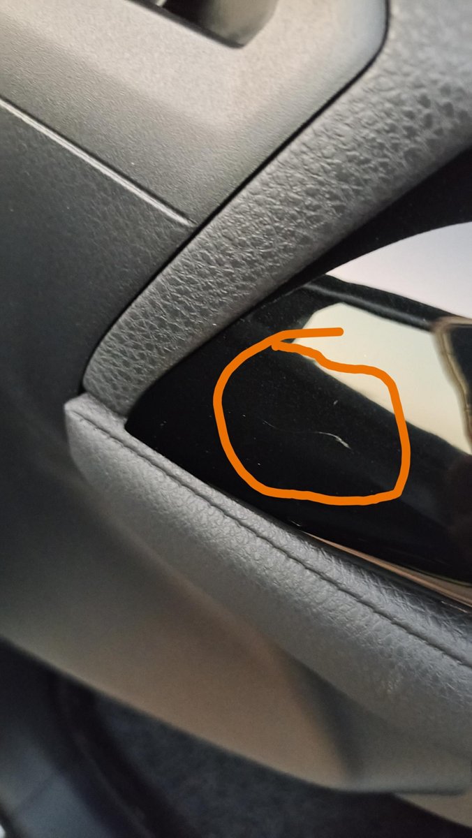 丰田凯美瑞 提车时没发现中控台靠近驾驶室的侧面有划痕，挺深的，具体如下图，左后视镜的塑料边框也有划痕，提车13天后洗车才