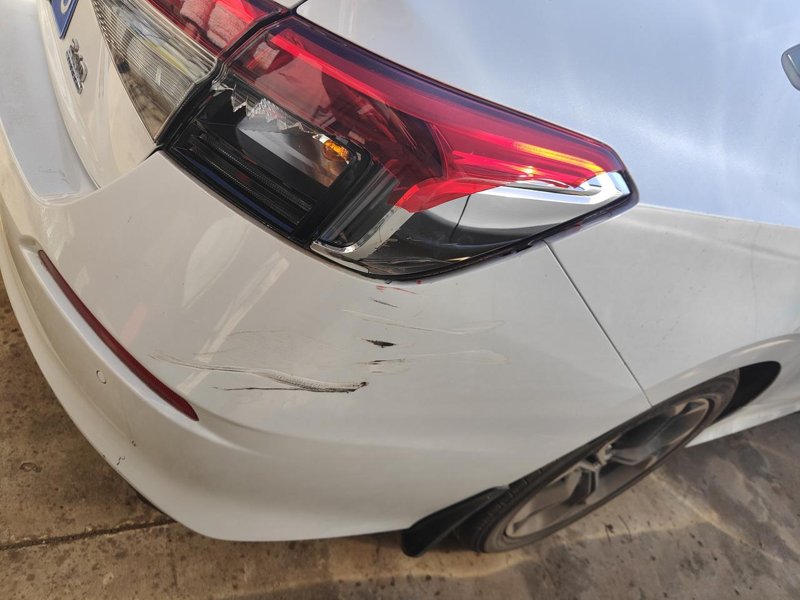 本田思域 兄弟们  新车拿下一血[流泪] 尾灯罩碎了  后保险杆擦掉漆。这个划不划算报保险  自己修车大概多少钱