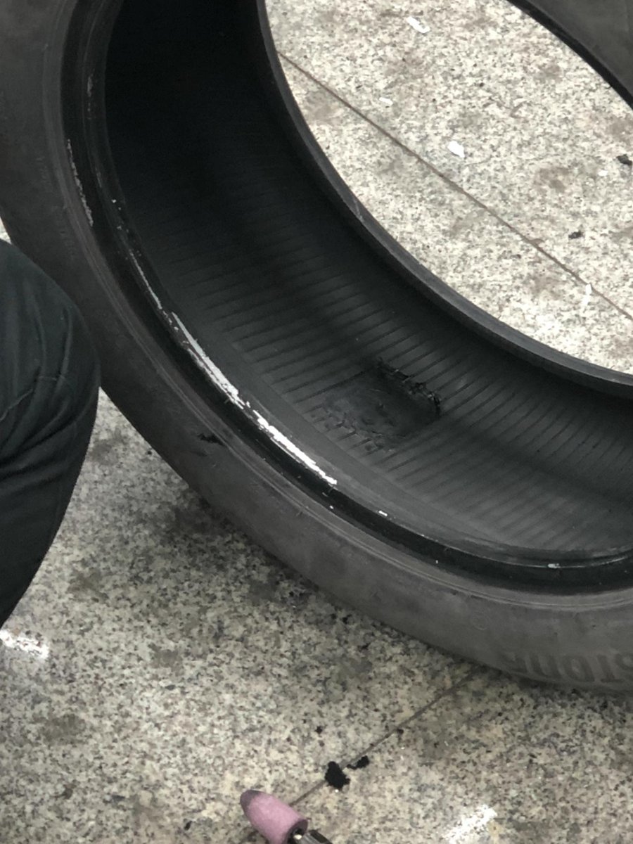 丰田凯美瑞 轮胎漏气了又开了四公里去修理店，轮毂拆下来两圈黑的，轮胎上都是白屑这样没事吗